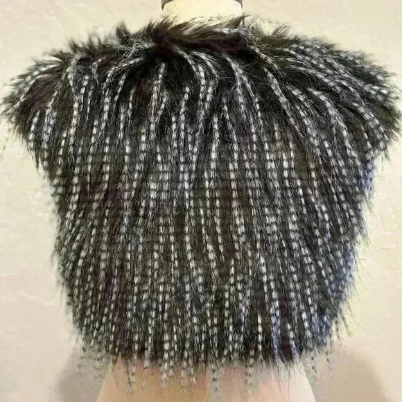 Feathery Faux Fur Vest Fits between a Small and Medium - Picture 4 of 10